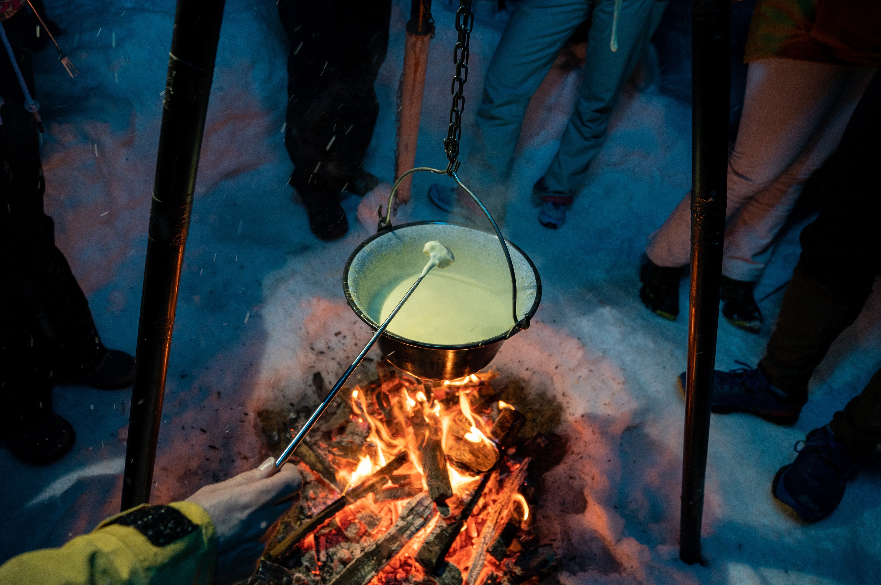 Käsenfondue_nachts_unter_den_sternen_schweizer_käse_abenteuer_draussen