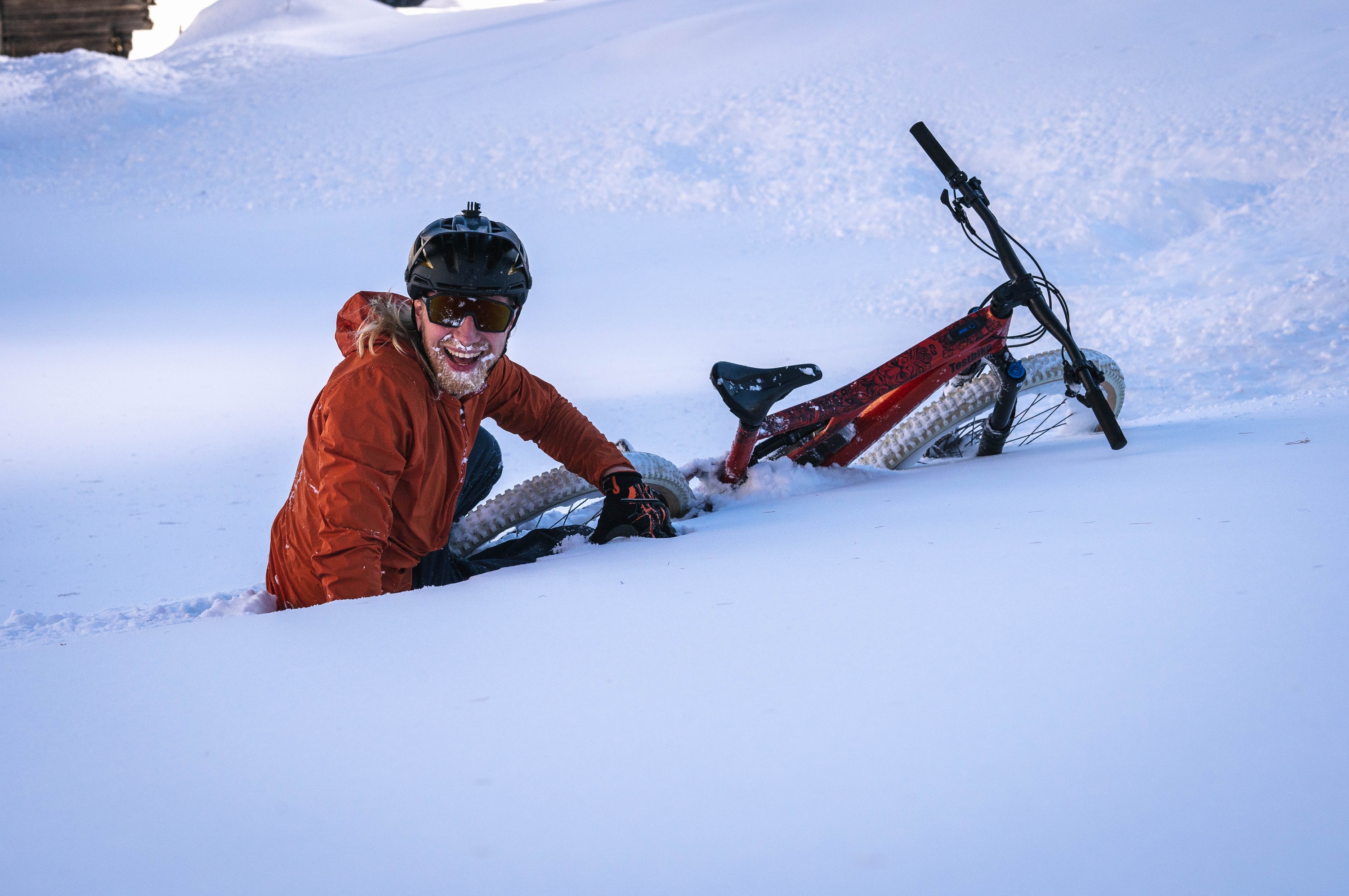 Smile on winter snow e-bike tours with bike arena zermatt